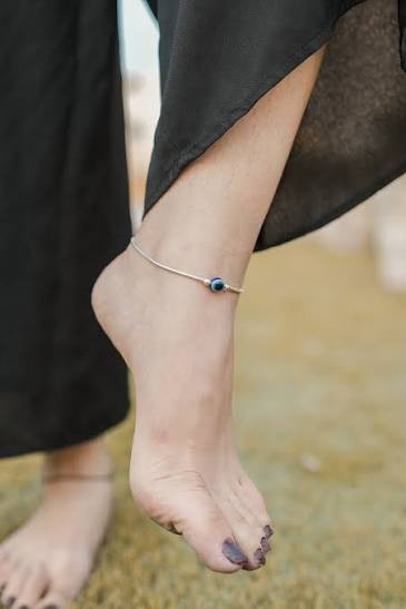 Simple silver anklet with bead