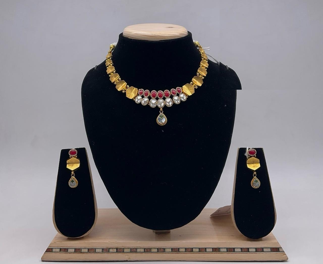 Gold and gemstone necklace set