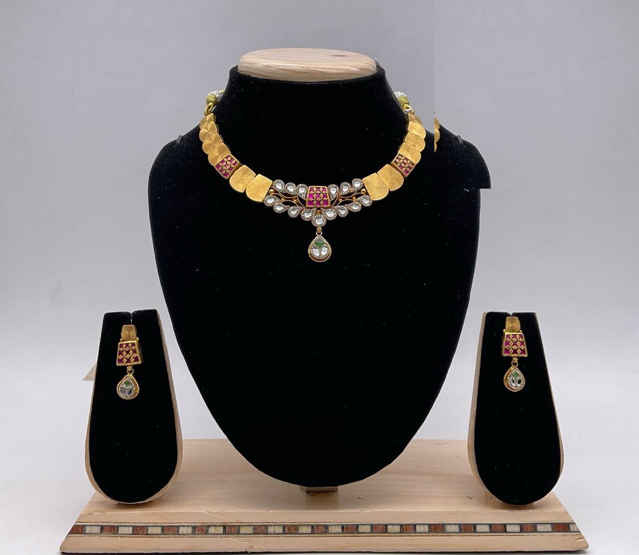 Gold and gemstone necklace set