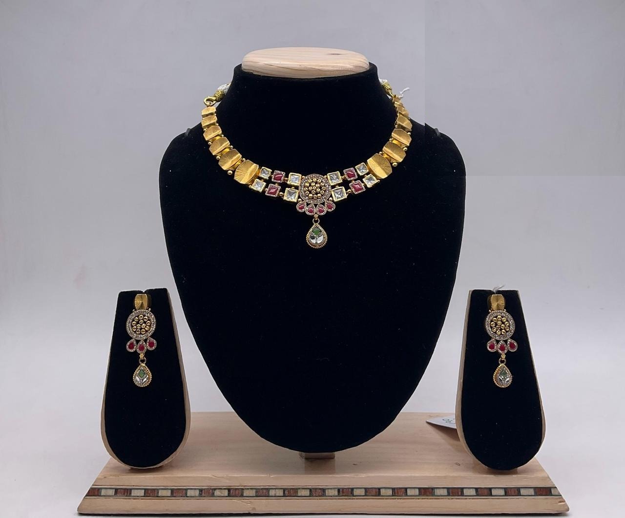 Gold and gemstone necklace set