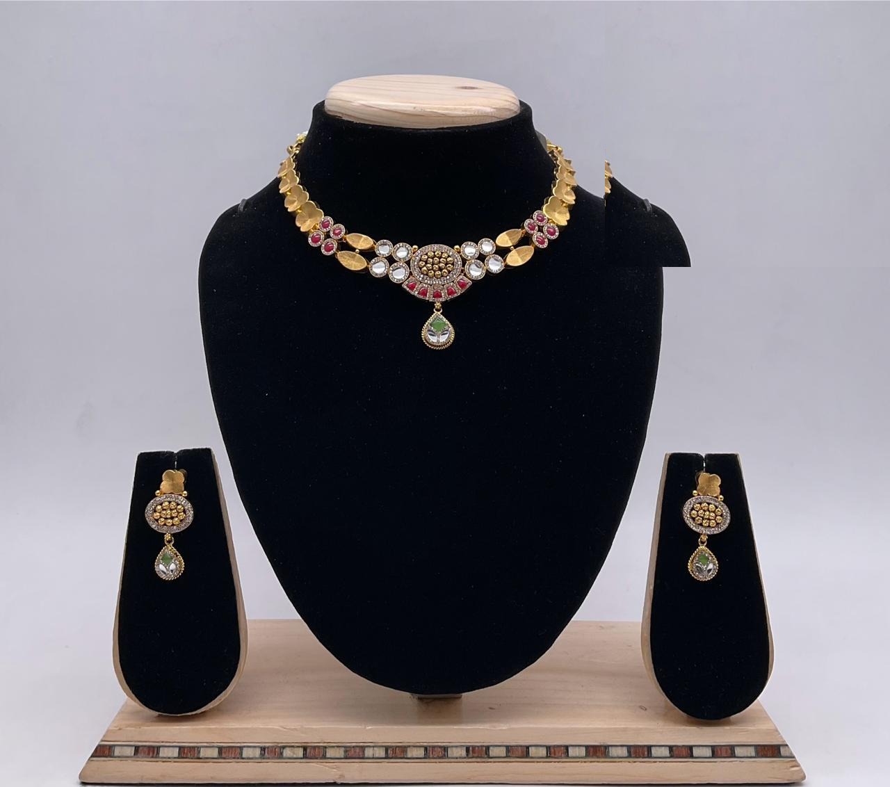 Gold and gemstone necklace set