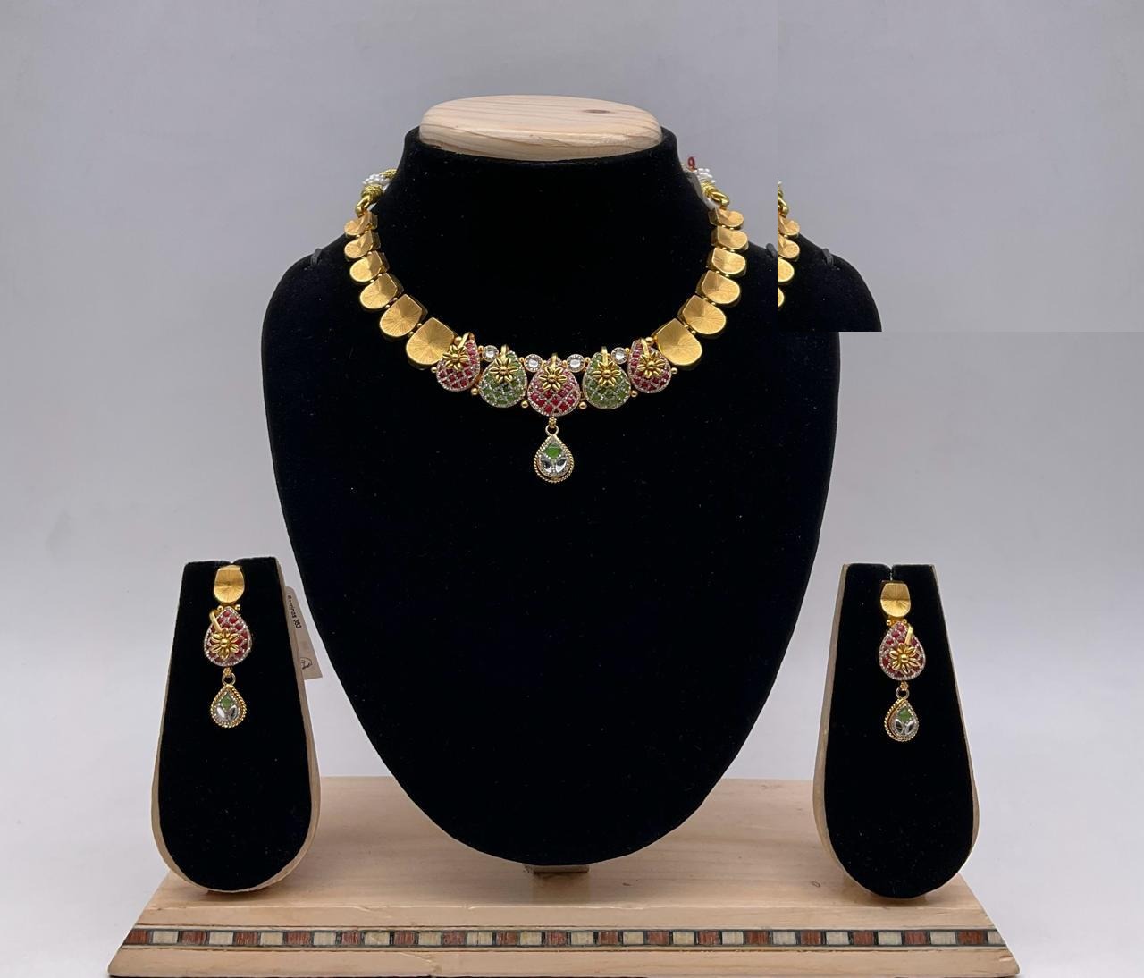 Gold and gemstone necklace set