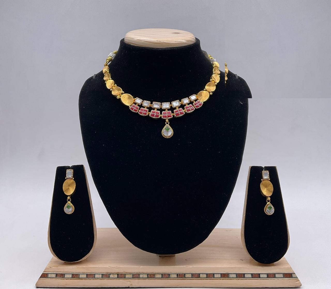 Gold and gemstone necklace set