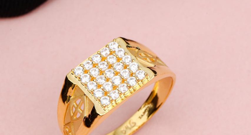 Diamond pave gold ring