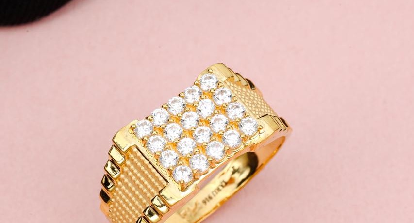 Textured diamond gold ring